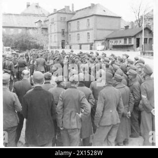 La 5e DIVISION AVANCE DE L'ELBE VERS LUBECK - après avoir remis des fusils, etc., ils se sont formés sur la place de la caserne, attendant d'être emmenés à la P.O.W. cages British Army, 21st Army Group Banque D'Images