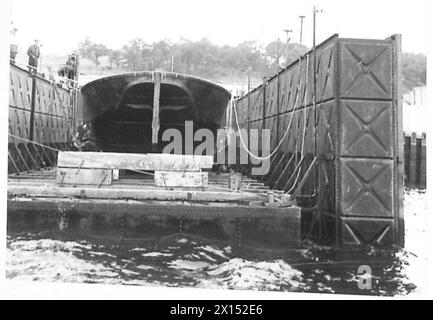 CALE SÈCHE FLOTTANTE À GARELOCHHEAD BRIQUET de 75 TONNES DANS LE QUAI - vues générales de l'eau , Armée britannique Banque D'Images