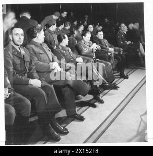 Le maréchal Alexander rencontre le maréchal Tito en Yougoslavie, accompagné des généraux Meniitzer, Dr Rimka et Kiselev, représentant l'armée britannique et les dirigeants militaires alliés. Banque D'Images