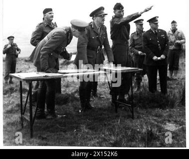 Négatif - le général Sir Alan Brooke a assisté à des « tirs sur le terrain » et à un entraînement réaliste sous le feu. Il est vu au « poste d'observation » avec des officiers supérieurs qui regardent l'armée britannique en formation Banque D'Images