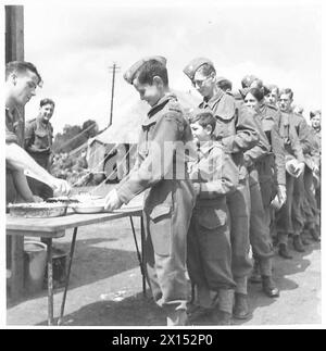 CAMP DE LA FORCE DES CADETS DE L'ARMÉE - bien sûr, l'un des moments les plus importants de la journée est l'heure du déjeuner. Ici, les cadets sont vus alignés pour leur nourriture que les cuisiniers de l'armée fournissent d'une cuisine de campagne. Notre garçon sourit alors qu'il reçoit son armée britannique Banque D'Images