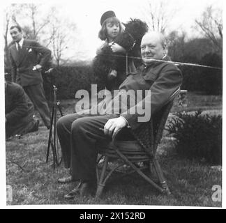 LE PREMIER MINISTRE MONTRE À L'AMÉRIQUE SON COSTUME DE SIRÈNE - le premier ministre s'est obligatoirement assis sur une chaise alors qu'il était assis pour toute une série de cinéastes américains et de photographes de journaux British Army Banque D'Images