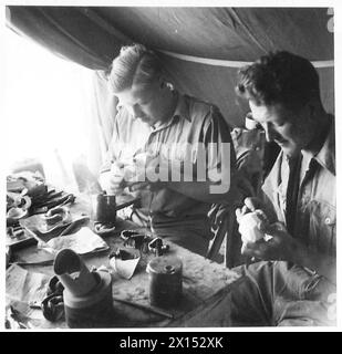 LA DIVISION HIGHLAND DANS LA LIGNE MARETH - mécanique dentaire au travail en plein air, la mise en place, la finition et le polissage des prothèses dentaires British Army Banque D'Images