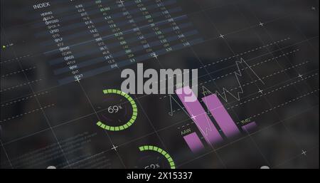 Image de l'interface infographique multicolore au-dessus du paysage urbain moderne contre le ciel Banque D'Images