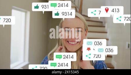 Image de numéros changeants, icône dans les barres de notification sur gros plan de femme caucasienne souriante Banque D'Images