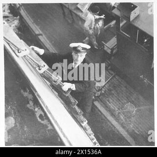 A BORD D'UN NAVIRE À DESTINATION DE L'AFRIQUE EN CONVOI - à Gibraltar - le pilote arrive à bord de l'armée britannique Banque D'Images