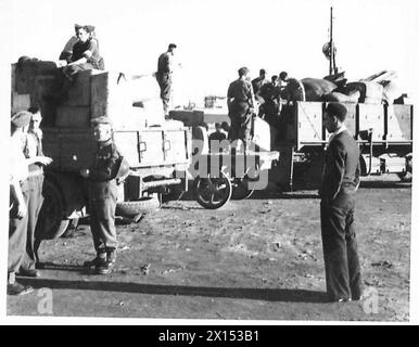 L'OCCUPATION ALLIÉE DE L'AFRIQUE DU NORD FRANÇAISE, 1942-1945 - les troupes britanniques chargent des fournitures médicales sur des camions après avoir atterri dans les docks d'Alger occupée par les Alger, le 17 novembre 1942 Armée britannique Banque D'Images