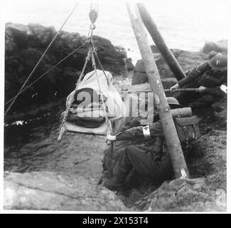 NOUVELLE MÉTHODE DE SAUVETAGE DES VICTIMES DE LA FALAISE - le patient, sécurisé sur la civière, est maintenant descendu vers le bas de la falaise de l'armée britannique Banque D'Images