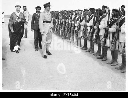 LE COMMANDANT EN CHEF VISITE LE ROI IBN SAOUD - avant de quitter Djeddah pour le camp d'été du roi Abd al'Aziz Ibn Saoud, le général Paget accompagné du ministre britannique, M. Jordan, a inspecté une garde d'honneur par les troupes saoudiennes Banque D'Images