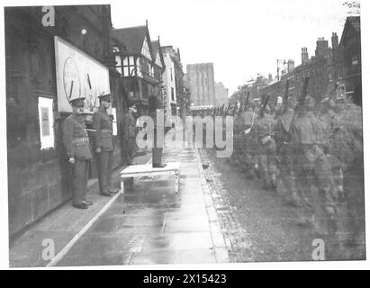 JOURNÉE NATIONALE DE PRIÈRE - le général Sir Robert Gordon-Finlayson reçoit le salut des troupes et des membres de l'A.T.S. après le service dans la cathédrale de Chester British Army Banque D'Images