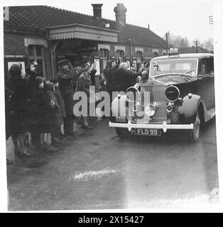 VISITE DU 21e GROUPE MILITAIRE DU GÉNÉRAL MONTGOMERYS - les foules acclament alors que la voiture du général Montgomery arrive à la station Great Missenden British Army Banque D'Images