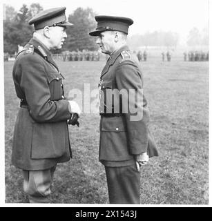 LE COMMANDEMENT DE l'Ouest du GC-in-C REMET DES MÉDAILLES AUX OFFICIERS ALLIÉS - le général Sir R. Gordon Finlayson remet l'ordre du bain au major Soukrada British Army Banque D'Images