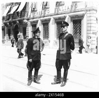 La police de la circulation de Trieste porte l'étoile rouge des forces de Tito au-dessus de leur insigne de casquette, ressemblant à des carabiniers, après la libération par la 8e armée britannique. Banque D'Images