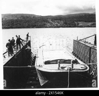 CALE SÈCHE FLOTTANTE À GARELOCHHEAD BRIQUET de 75 TONNES DANS LE QUAI - vue générale du quai , armée britannique Banque D'Images