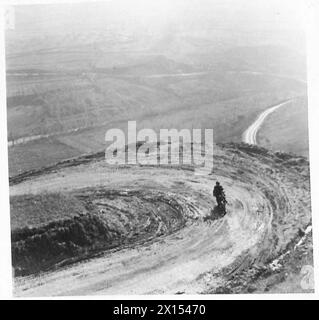 ITALIE : HUITIÈME MESSAGE DE l'ARMYA POUR LE GÉNÉRAL PAR D.R.L.S. - les routes de campagne sont accidentées et étroites, et à ce point graisseuses et perfides de l'armée britannique Banque D'Images