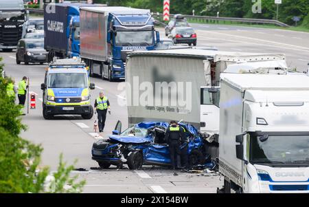 Garbsen, Allemagne. 15 avril 2024. Une voiture et un camion sont bloqués sur l'autoroute A2 après un accident. Plusieurs personnes ont été grièvement blessées dans l'accident survenu à midi entre les carrefours Hanovre-Herrenhausen et Garbsen. Crédit : Julian Stratenschulte/dpa - ATTENTION : les plaques d'immatriculation et les logos ont été pixelisés pour des raisons légales./dpa/Alamy Live News Banque D'Images