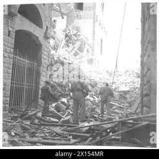 HUITIÈME ARMÉE : NETTOYAGE DES RUES À FLORENCE - Une patrouille de 4 peloton 'A' Coy., WR/DLR - Division sud-africaine d'une unité sud-africaine, se déplace le long des rues jonchées de débris vers le Ponte Vecchio bloqué. Les hommes sont même en alerte pour les snipers allemands ou fascistes errants de l'armée britannique Banque D'Images