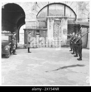 TRANSFERT D'INFANTERIE AU ROYAL ARMRED CORPS - le commandant du corps inspecte la garde de l'armée britannique Banque D'Images