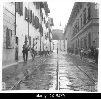 HUITIÈME ARMÉE : NETTOYAGE DES RUES À FLORENCE - Une patrouille sud-africaine se déplaçant le long des rues éparpillées de débris vers le Ponte Vecchio bloqué à travers le fleuve Arno dans l'armée britannique de Florence Banque D'Images