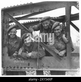 ITALIE : HISTOIRE D'OBSERVATEUR - quatre 'Geordies' avec l'unité. De gauche à droite : - SPR N. Anderson de Newcastle ; Cpl G. Fenwick de 1 North Junction Cottage, Percy-main, Northumberland ; Sgt. G. W. Robinson de 2 Station Cottages, Lowfell, Gateshead-on-Tyne. Sgt J. Jackson du 6 Lucy Street, Stanley, Co.Durham British Army Banque D'Images