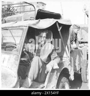 Un conducteur de Jeep attend pour charger des fournitures sur un train de jeep pendant les opérations de la Cinquième Armée en Italie sous la supervision de l'Armée britannique. Banque D'Images