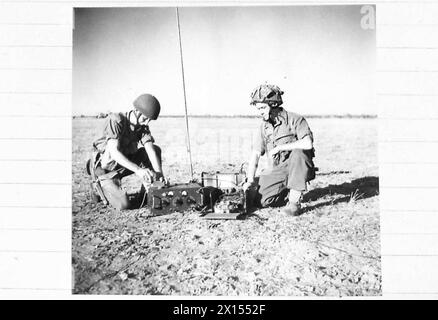 PARACHUTE PATHFINDERS - Pte. Dodd (à gauche) de Seaton Sluice, Northumberland et Pte. Chasse à Édimbourg avec la puissante balise « Crest », type « B » de l'armée britannique Banque D'Images