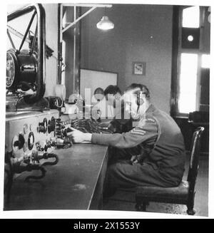 SERVICE DE RADIODIFFUSION DES FORCES BRITANNIQUES À HAMBOURG 1945 - la salle de contrôle du réseau BFN Hambourg qui contrôlait toutes les transmissions entrantes et sortantes. En service - Caporal George Powis, Royal Signals BFN Hamburg Banque D'Images