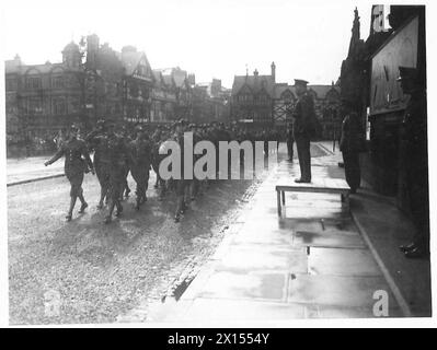 JOURNÉE NATIONALE DE PRIÈRE - le général Sir Robert Gordon-Finlayson reçoit le salut des troupes et des membres de l'A.T.S. après le service à la cathédrale de Chester Banque D'Images