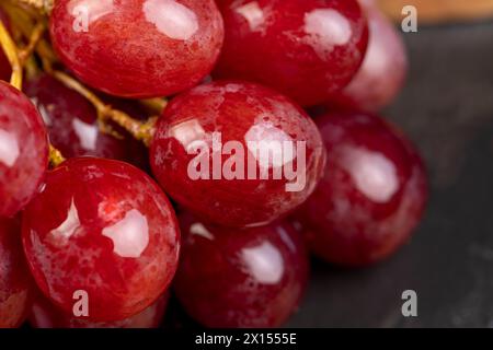 gros raisins humides rouges dans des gouttes d'eau, détails de raisins rouges Banque D'Images