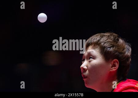 Macao, Chine. 15 avril 2024. Wang Manyu, de Chine, sert lors du match de simple féminin contre Adina Diaconu, de Roumanie, au WTT Champions Macao 2024 au Galaxy Macao à Macao, en Chine, le 15 avril 2024. Crédit : Cheong Kam Ka/Xinhua/Alamy Live News Banque D'Images