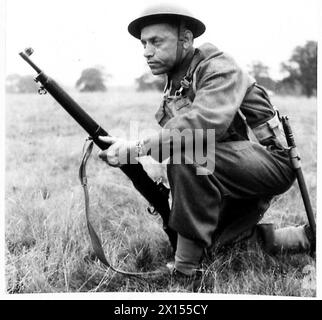 LES CANADIENS REJOIGNENT LES FORCES NÉERLANDAISES - membres typiques du contingent. Ce sont des types durs et durs susceptibles de donner un bon compte d'eux-mêmes British Army Banque D'Images