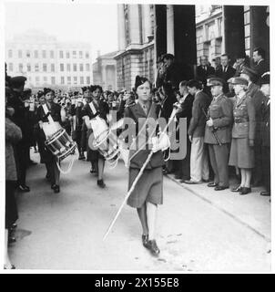 LE GROUPE ATS VISITE L'IRLANDE DU NORD - le major de tambour mène le groupe devant l'armée britannique de ville Banque D'Images