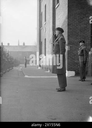 Le 5 janvier 1943, au Royal Marine Depot à Deal, Kent, le brigadier N K Jolley, OBE, commandant les Royal Marines, prend le salut lors d'une marche passée des Royal Marine Commandos. Banque D'Images