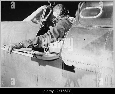 EMPIRE CENTRAL FLYING SCHOOL : AIR UNIVERSITY OF THEALLIED NATIONS. - (Photo publiée en 1943) 8186. Un étudiant de l'E.C.F.S. entrant dans un Spitfire avant de s'entraîner à voler de nuit à la Royal Air Force Banque D'Images