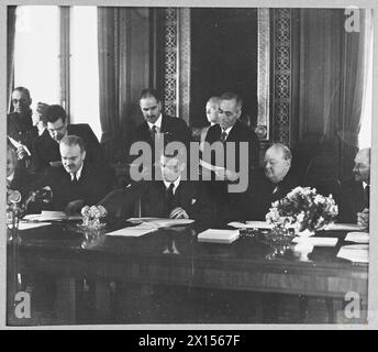 L'ALLIANCE ANGLO-RUSSE : VISITE DE M. MOLOTOV EN GRANDE-BRETAGNE POUR LA SIGNATURE D'UN PACTE D'AIDE MUTUELLE DE 20 ANS - 5707 M.Molotov et Mr.Eden signent le traité au Foreign Office en présence de Mr. Churchill Royal Air Force Banque D'Images