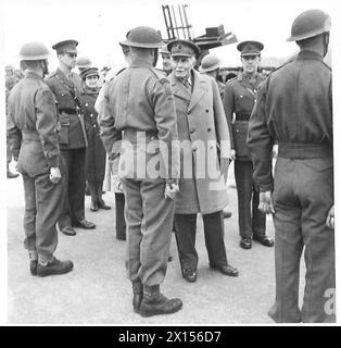 LE MARÉCHAL LORD MILNE VISITE LA BRIGADE ANTIAÉRIENNE - le maréchal Lord Milne inspecte les artilleurs lors de sa visite à l'armée britannique Banque D'Images