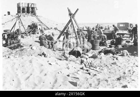 ENTREPRISE CHYPRIOTE À L'ŒUVRE DANS LE DÉSERT occidental - Un pipeline d'eau est posé sur le désert. Les hommes de la compagnie assistent R.E.sappers British Army Banque D'Images