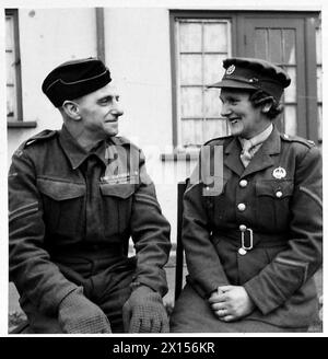 LANCE-CAPORAL JENKINS DE L'A.T.S. - ATS grand-mère lance Caporal L.Jenkins, un ordonnateur de mess au commandement de Pâques, avec son mari le Caporal Ivor Jenkins, R.A.P.C. de Brentwood qui a trente-six ans de service militaire à son actif. Ils ont neuf petits-enfants âgés de 12 ans et le plus jeune d'un mois. Trois fils servent dans l'armée britannique Banque D'Images