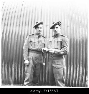 AVEC LES SEAFORTH HIGHLANDERS EN IRLANDE DU NORD - père et fils dans le même bataillon. RQMS Cameron et son fils soldat Cameron British Army Banque D'Images