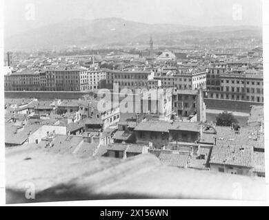 HUITIÈME ARMÉE : LES SUD-AFRICAINS ENTRENT DANS FLORENCE - Une vue de la ville depuis une tour d'église surplombant le fleuve Arno Armée britannique Banque D'Images