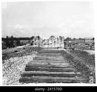 ITALIE : HUITIÈME ARMÉE : RECONSTRUCTION DES CHEMINS DE FER - les fondations traverses sur un tronçon de voie menant à un pont, prêt pour la pose des rails de l'armée britannique Banque D'Images