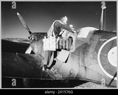 EMPIRE CENTRAL FLYING SCHOOL : AIR UNIVERSITY OF THEALLIED NATIONS. - (Photo publiée en 1943) 8186. Un étudiant de l'E.C.F.S. entrant dans un Spitfire avant de s'entraîner à voler de nuit à la Royal Air Force Banque D'Images