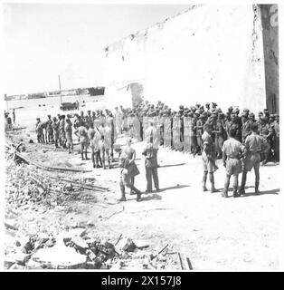 INVASION DE LA SICILE LES PREMIERS PRISONNIERS ET LES VICTIMES ARRIVENT À SOUSSE - le premier lot de prisonniers italiens à atterrir à Sousse ils ont été transportés de Sicile par notre embarcation de débarquement British Army Banque D'Images