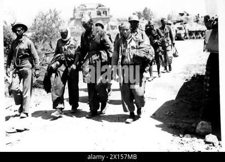 Les prisonniers allemands, y compris les parachutistes, sont capturés par les forces britanniques lors de la bataille pour le pont de Gornalunga en Sicile. Banque D'Images