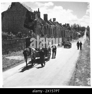 SCÈNES DANS LES RUINES DE TILLY SUR SEULLES - les habitants français de Tilly quittent le village pour de nouvelles maisons plus loin des combats, avec leurs biens et meubles récupérés chargés sur des charrettes British Army, 21st Army Group Banque D'Images