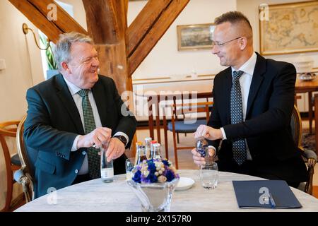 Le ministre danois des Affaires étrangères, Lars Loekke Rasmussen (G), et le ministre hongrois des Affaires étrangères et du commerce, Peter Szijjarto, se rencontrent pour leur première réunion bilatérale à Eigtveds Pakhus à Copenhague, le lundi 15 avril 2024. Le soutien à l'Ukraine, l'élargissement de l'UE et le renforcement des frontières extérieures de l'UE figurent parmi les thèmes à l'ordre du jour. C'est la première fois depuis 2018 qu'une réunion bilatérale se tient à Copenhague entre les ministres danois et hongrois des affaires étrangères. (Photo : IDA Marie Odgaard/Ritzau Scanpix) Banque D'Images