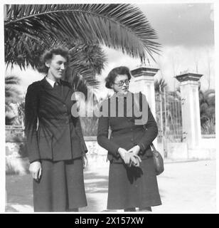 ITALIE : HISTOIRE D'OBSERVATEUR - de gauche à droite : Mlle Betty Vivian de Plasgeyn, Pentraeth, Anglesey et Mlle Pamela Cain de bride Rectory, Ramsey, Armée britannique de l'île de Man Banque D'Images