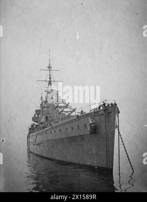En 1940, le HMS Bonaventure, un croiseur léger de classe Dido de la Royal Navy, est photographié depuis la proue à bord du navire. Banque D'Images
