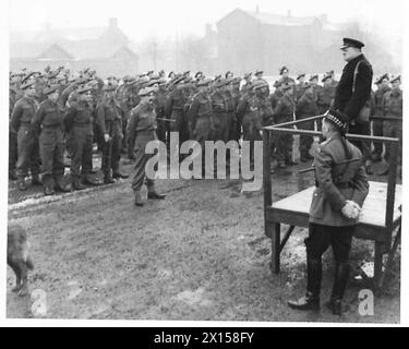 Le premier ministre Winston Churchill s'adresse aux soldats de son ancien bataillon. Banque D'Images