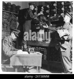 Un gardien reçoit du nouvel équipement du magasin du quartier-maître lors d'une visite à un bataillon de la Garde écossaise. Banque D'Images